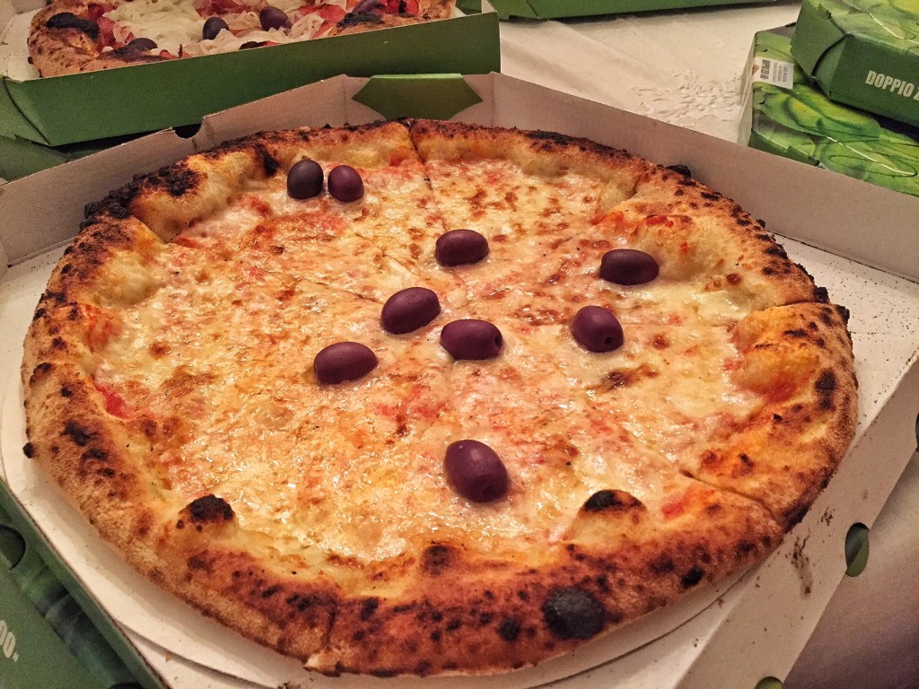 Pizza Mozzarella: Nossa pizza mais tradicional é coberta com mozzarella de leite de búfala sobre tomates com um fio de azeite extra virgem de oliva (R$45)