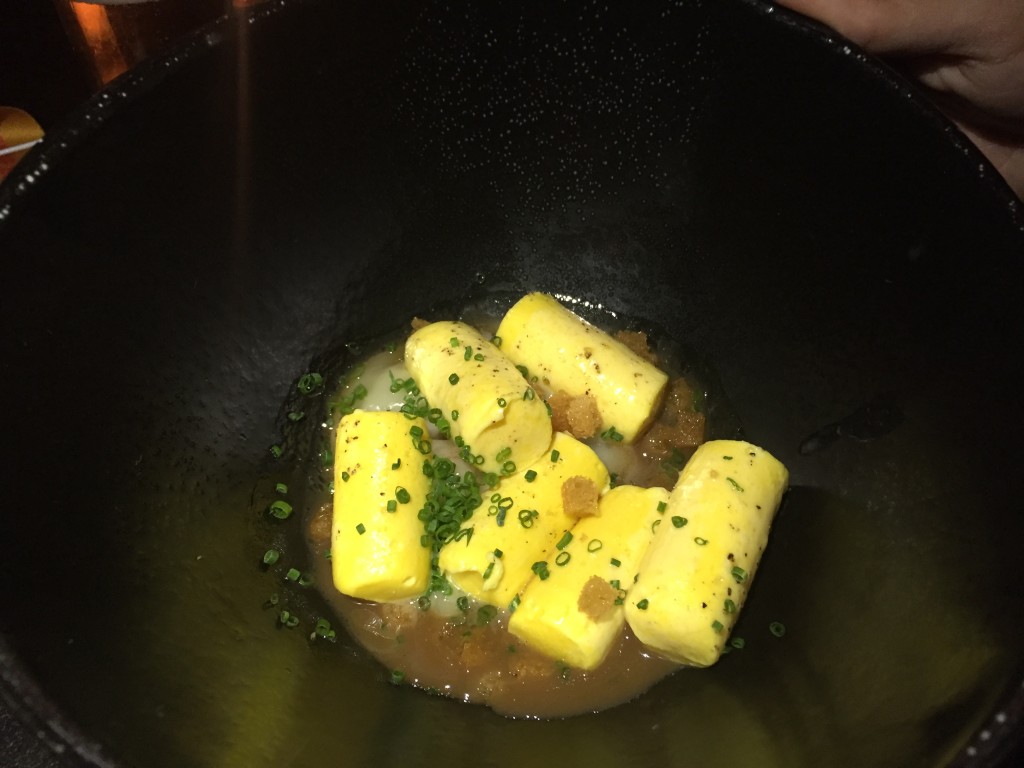 Gnocchi de gema de ovo em caldo de sopa de cebola